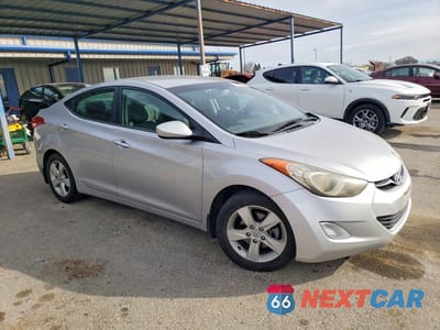 Czwarte zdjęcie samochodu z boku: 2013 HYUNDAI ELANTRA GLS VIN:KMHDH4AE0DU583899 - miniatura