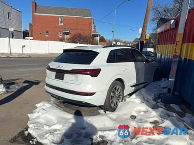 Czwarte zdjęcie samochodu z boku: 2021 AUDI E-TRON PREMIUM PLUS VIN:WA1LAAGE1MB011692 - miniatura