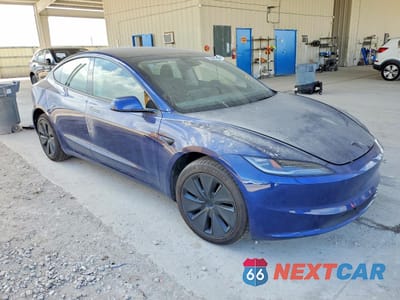 Czwarte zdjęcie samochodu z boku: 2026 TESLA MODEL 3 VIN:5YJ3E1EA4TF118533 - miniatura