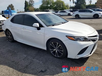 Czwarte zdjęcie samochodu z boku: 2018 TOYOTA CAMRY L VIN:4T1B11HK1JU588112 - miniatura