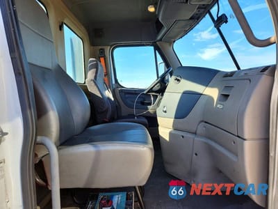 Piąte zdjęcie samochodu w środku: 2016 FREIGHTLINER CASCADIA 125 SEMI TRUCK VIN:1FUBGEDV6GLHC5674 - miniatura