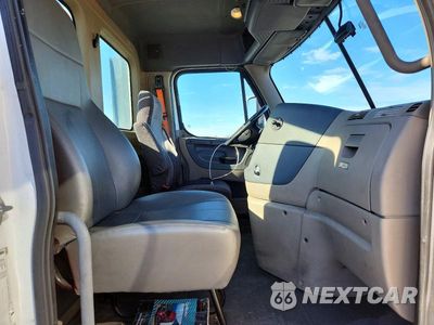 Piąte zdjęcie samochodu w środku: 2016 FREIGHTLINER CASCADIA 125 SEMI TRUCK VIN:1FUBGEDV6GLHC5674 - miniatura