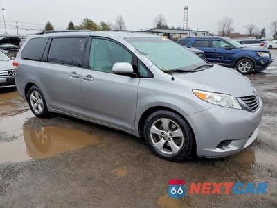 Czwarte zdjęcie samochodu z boku: 2013 TOYOTA SIENNA LE 8-PASSENGER VIN:5TDKK3DC0DS310810 - miniatura