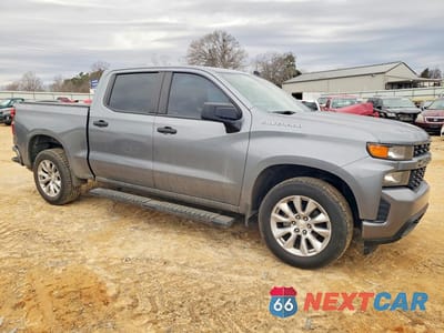 Czwarte zdjęcie samochodu z boku: 2021 CHEVROLET SILVERADO K1500 CUSTOM VIN:1GCPYBEK7MZ173870 - miniatura