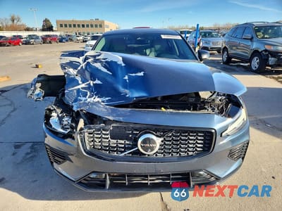 Piąte zdjęcie samochodu w środku: 2023 VOLVO S60 PLUS VIN:7JRH60FW4PG249336 - miniatura