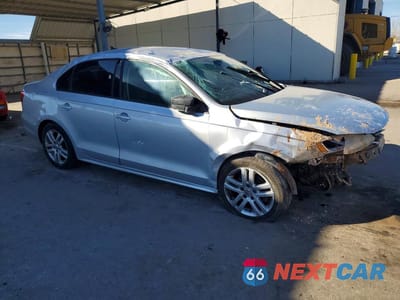 Czwarte zdjęcie samochodu z boku: 2015 VOLKSWAGEN JETTA BASE VIN:3VW2K7AJ1FM242396 - miniatura