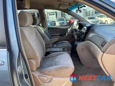 Piąte zdjęcie samochodu w środku: 2004 TOYOTA SIENNA CE VIN:5TDZA23C64S209476 - miniatura