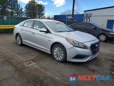 Czwarte zdjęcie samochodu z boku: 2016 HYUNDAI SONATA HYBRID SE VIN:KMHE24L12GA019970 - miniatura
