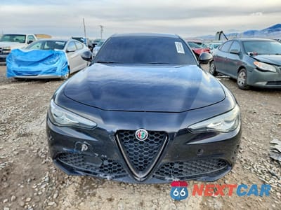 Piąte zdjęcie samochodu w środku: 2019 ALFA ROMEO GIULIA VIN:ZARFAMANXK7600355 - miniatura