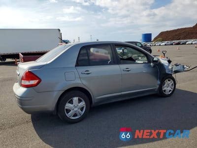 Trzecie zdjęcie samochodu z tyłu: 2010 NISSAN VERSA 1.8 S VIN:3N1BC1AP8AL401448 - miniatura