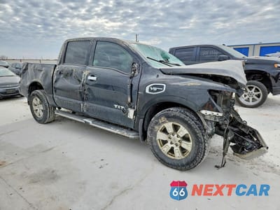 Czwarte zdjęcie samochodu z boku: 2017 NISSAN TITAN SV VIN:1N6AA1E50HN572886 - miniatura
