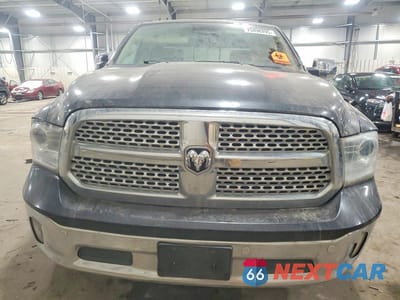 Piąte zdjęcie samochodu w środku: 2017 RAM 1500 LARAMIE 4WD 5.7L V8 CREW CAB VIN:1C6RR7NT7HS508255 - miniatura