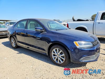 Czwarte zdjęcie samochodu z boku: 2014 VOLKSWAGEN JETTA SE VIN:3VWD17AJ6EM444905 - miniatura