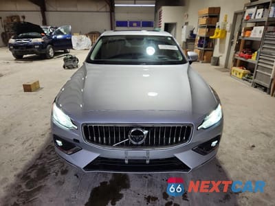 Piąte zdjęcie samochodu w środku: 2022 VOLVO S60 B5 INSCRIPTION VIN:7JRL12TL4NG162421 - miniatura