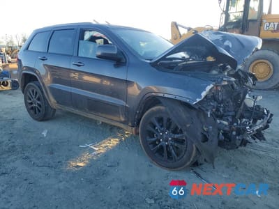 Czwarte zdjęcie samochodu z boku: 2020 JEEP GRAND CHEROKEE LAREDO VIN:1C4RJEAG5LC318261 - miniatura