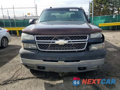 Piąte zdjęcie samochodu w środku: 2005 CHEVROLET SILVERADO K2500 HEAVY DUTY VIN:1GCHK23U95F826535 - miniatura