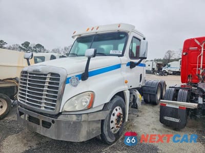 Drugie zdjęcie samochodu z przodu: 2011 FREIGHTLINER CASCADIA SEMI TRUCK VIN:1FUJGEDR7BLBC4524 - miniatura