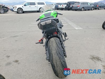 Czwarte zdjęcie samochodu z boku: 2011 KAWASAKI ZX1000 J VIN:JKAZXCJ13BA003509 - miniatura