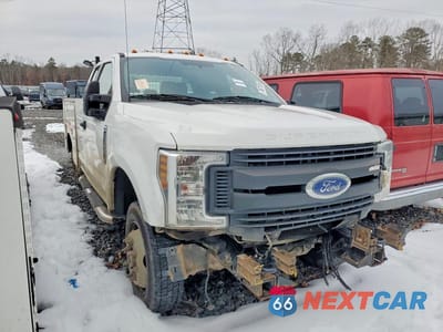 Czwarte zdjęcie samochodu z boku: 2019 FORD F350 XL SRW 4WD 6.2L V8 VIN:1FD8X3B62KEG53805 - miniatura
