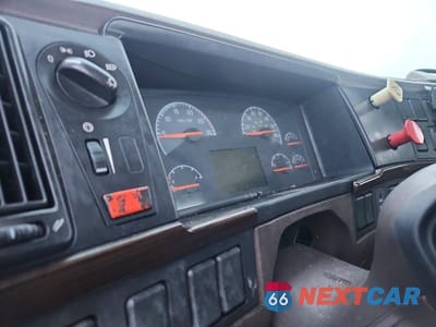 Zdjęcie 8 z 10 samochodu: 2012 VOLVO VNL SEMI TRUCK VIN:4V4N39EG0CN556439 - miniatura