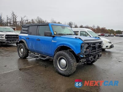 Czwarte zdjęcie samochodu z boku: 2022 FORD BRONCO BASE VIN:1FMDE5BH0NLA86043 - miniatura