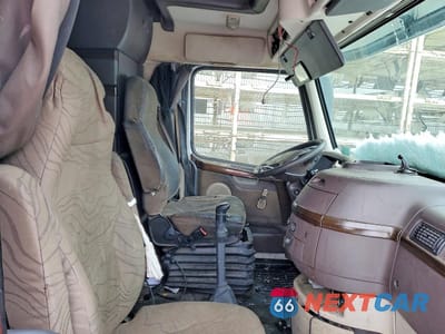 Piąte zdjęcie samochodu w środku: 2013 VOLVO VN VNL VIN:4V4NC9EH3DN566814 - miniatura