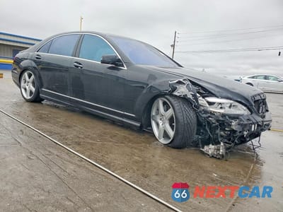 Czwarte zdjęcie samochodu z boku: 2013 MERCEDES-BENZ S 550 VIN:WDDNG7DB8DA494233 - miniatura