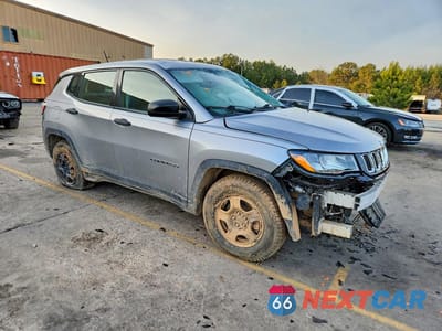 Czwarte zdjęcie samochodu z boku: 2020 JEEP COMPASS SPORT VIN:3C4NJCAB3LT162278 - miniatura