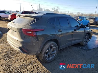 Trzecie zdjęcie samochodu z tyłu: 2024 CHEVROLET TRAX 1LT VIN:KL77LHE2XRC075005 - miniatura