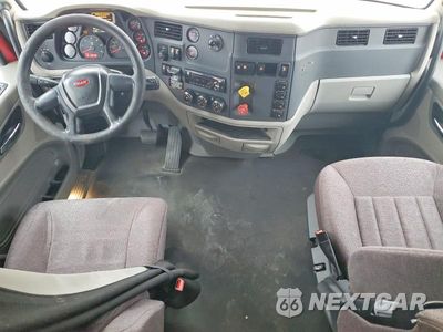 Zdjęcie 8 z 12 samochodu: 2019 PETERBILT 579 SEMI TRUCK VIN:1XPBD49X4KD628562 - miniatura