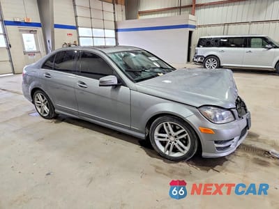Czwarte zdjęcie samochodu z boku: 2014 MERCEDES-BENZ C 300 4MATIC VIN:WDDGF8AB8EG251638 - miniatura