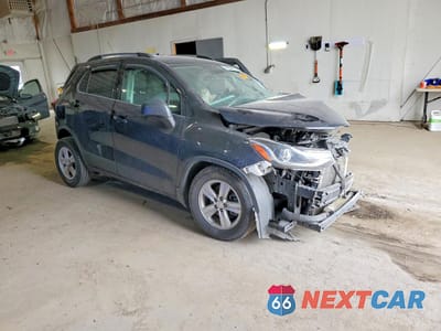 Czwarte zdjęcie samochodu z boku: 2021 CHEVROLET TRAX 1LT VIN:KL7CJLSB5MB337832 - miniatura