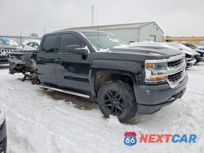 Czwarte zdjęcie samochodu z boku: 2019 CHEVROLET SILVERADO LD C1500 VIN:2GCRCNEC4K1115559 - miniatura