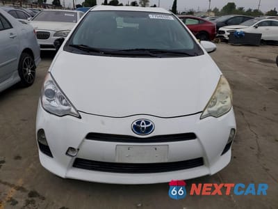 Piąte zdjęcie samochodu w środku: 2013 TOYOTA PRIUS C VIN:JTDKDTB33D1528718 - miniatura