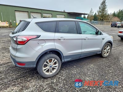 Trzecie zdjęcie samochodu z tyłu: 2017 FORD ESCAPE SE VIN:1FMCU0GD4HUA54797 - miniatura