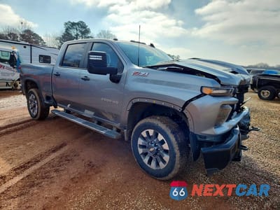 Czwarte zdjęcie samochodu z boku: 2024 CHEVROLET SILVERADO K2500 CUSTOM VIN:1GC4YME70RF468165 - miniatura