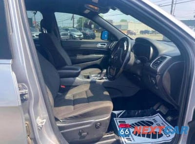 Piąte zdjęcie samochodu w środku: 2020 JEEP GRAND CHEROKEE LAREDO VIN:1C4RJFAG3LC180905 - miniatura