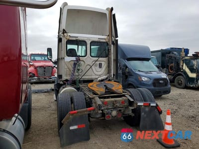 Trzecie zdjęcie samochodu z tyłu: 2016 FREIGHTLINER CASCADIA 125 VIN:1FUBGEDV8GLHC5773 - miniatura