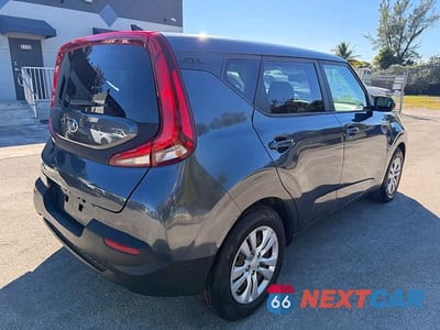 Trzecie zdjęcie samochodu z tyłu: 2020 KIA SOUL LX VIN:KNDJ23AU7L7011770 - miniatura