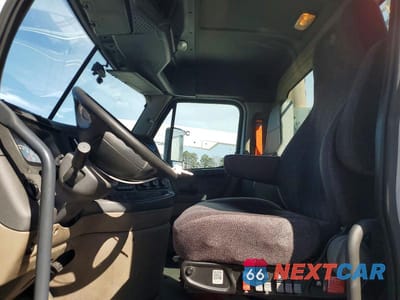 Piąte zdjęcie samochodu w środku: 2016 FREIGHTLINER CASCADIA 125 SEMI TRUCK VIN:1FUBGEDV3GLHC5616 - miniatura