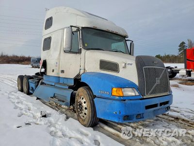 1999 VOLVO SEMI TRUCK 4U67DARJ6XN769353 - główne zdjęcie licytacji z USA - miniatura
