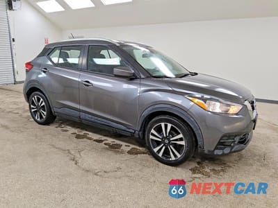 Czwarte zdjęcie samochodu z boku: 2020 NISSAN KICKS SV VIN:3N1CP5CV2LL479044 - miniatura