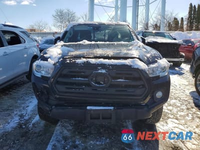 Piąte zdjęcie samochodu w środku: 2018 TOYOTA TACOMA ACCESS CAB VIN:5TFSX5EN1JX061453 - miniatura