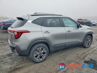 Trzecie zdjęcie samochodu z tyłu: 2024 KIA SELTOS S VIN:KNDEUCAA9R7607926 - miniatura