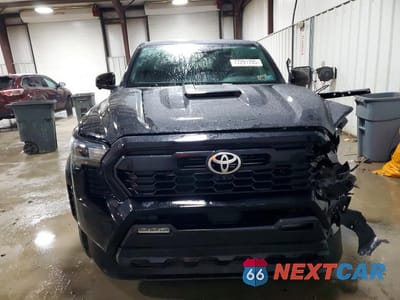 Piąte zdjęcie samochodu w środku: 2025 TOYOTA TACOMA TRD SPORT VIN:3TMLB5JN8SM104864 - miniatura