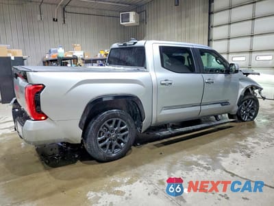 Trzecie zdjęcie samochodu z tyłu: 2025 TOYOTA TUNDRA PLATINUM VIN:5TFNA5DB3SX321407 - miniatura