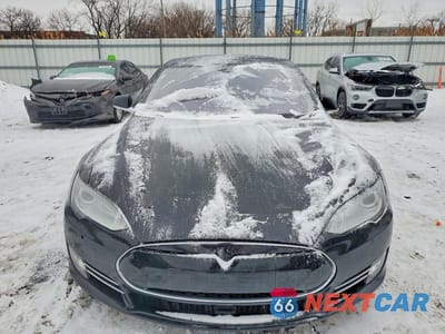 Piąte zdjęcie samochodu w środku: 2015 TESLA MODEL S VIN:5YJSA1E27FF119731 - miniatura