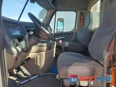 Zdjęcie 6 z 10 samochodu: 2014 FREIGHTLINER CASCADIA SEMI TRUCK VIN:1FUBGEDV4ELFW8390 - miniatura