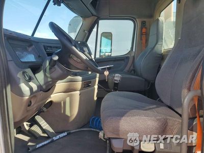 Zdjęcie 6 z 10 samochodu: 2014 FREIGHTLINER CASCADIA SEMI TRUCK VIN:1FUBGEDV4ELFW8390 - miniatura