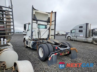Trzecie zdjęcie samochodu z tyłu: 2018 VOLVO VNL SEMI TRUCK VIN:4V4N39EH7JN987933 - miniatura